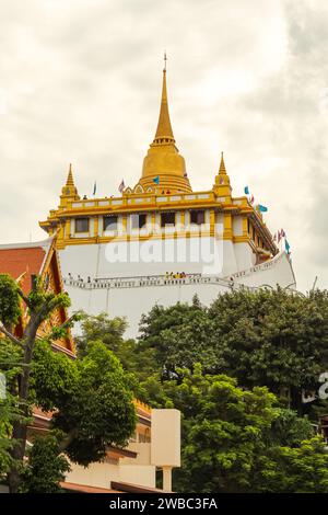 Majesté de la montagne dorée : Temple Saket, Bangkok - Une vue imprenable depuis le château de Métal Banque D'Images