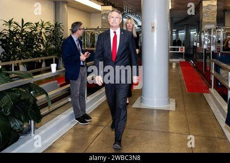 Washington, États-Unis. 09 janvier 2024. Le sénateur américain Roger Marshall (R-KS) marchant près du métro du Sénat au Capitole des États-Unis. Crédit : SOPA Images Limited/Alamy Live News Banque D'Images