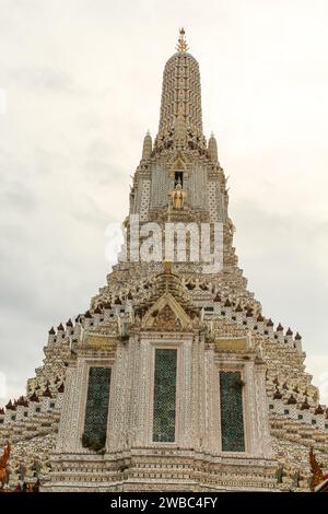 La carte de visite de la capitale de la Thaïlande est le temple bouddhiste Wat Arun, temple de l'Aube, qui est situé sur les rives de la rivière Chao Phraya. Banque D'Images