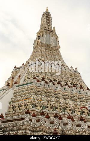 Chedi et géant ou Yak Wat Arun à Phra Prang, Wat Arun, temple Arun Bangkok Thaïlande. Banque D'Images