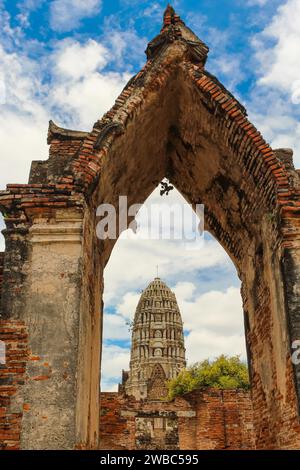 Wat Ratchaburana - l'un des temples les plus frappants sur un tour Ayutthaya en Thaïlande, ciel bleu avec espace de copie pour le texte Banque D'Images