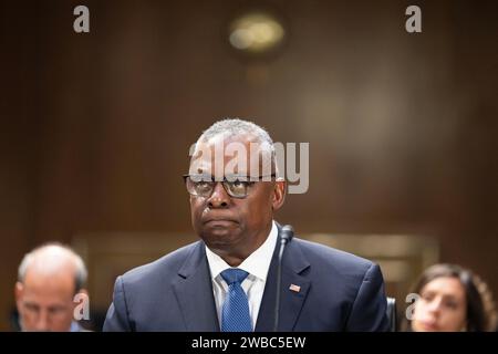 Washington, États-Unis. 10 janvier 2024. Cette photo de dossier prise le 31 octobre 2023 montre le secrétaire américain à la Défense, Lloyd Austin, assistant à une audience devant le comité des crédits du Sénat à Washington, DC, aux États-Unis. Lloyd Austin a été diagnostiqué avec un cancer de la prostate en décembre et a subi une procédure mini-invasive, ont déclaré les responsables du Centre militaire national Walter Reed dans un communiqué mardi. Crédit : Liu Jie/Xinhua/Alamy Live News Banque D'Images