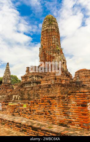 Wat Ratchaburana ancien temple de ruines célèbres dans le parc historique d'Ayutthaya, Thaïlande. Ciel bleu avec espace de copie pour le texte Banque D'Images