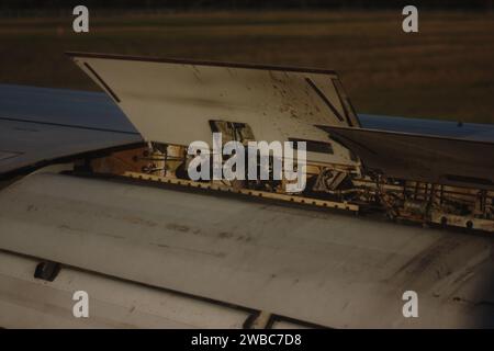 Photo de l'aile lors de l'atterrissage de l'avion avec les volets vers le haut Banque D'Images