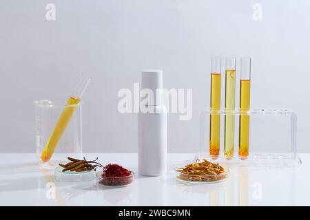 Scène de maquette pour la publicité et le branding produit cosmétique extrait cordyceps et safran. Une bouteille vide affichée sur fond blanc avec du safran Banque D'Images