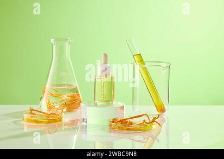 Sur fond vert, flacon en verre contenant du cordyceps et du liquide jaune décoré d'un flacon de sérum sans marque. Scène de maquette pour la publicité Banque D'Images