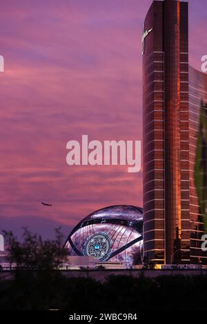 Las Vegas, NV, États-Unis. 9 janvier 2024. Une vue extérieure de la sphère et Wynn Hôtel au coucher du soleil à Las Vegas, NV. Christopher Trim/CSM/Alamy Live News Banque D'Images