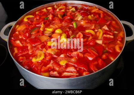 Les poivrons doux cuits et les tomates composent le plat de légumes lecho. Banque D'Images