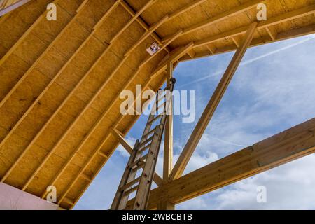 La construction est en cours sur le porche d'angle de la maison avec poutres d'avant-toit, planches chevrons en bois Banque D'Images