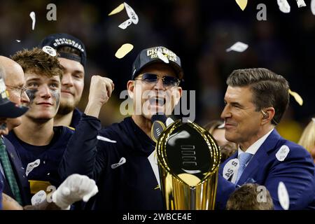HOUSTON, TX - 08 JANVIER : Jim Harbaugh, entraîneur-chef des Michigan Wolverines, célèbre le Championnat national CFP contre les Huskies de Washington le 08 janvier 2024 au NRG Stadium de Houston, Texas. (Photo de Joe Robbins/image du sport) Banque D'Images
