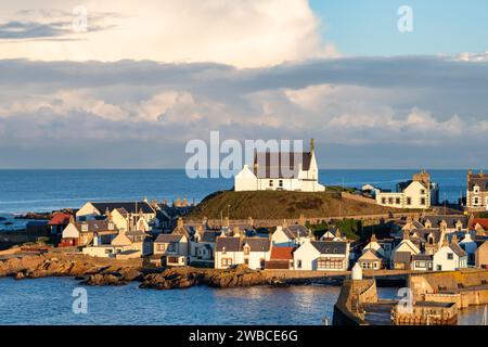 Findochty dans la lumière du soleil de décembre après-midi. Morayshire, Écosse. Banque D'Images