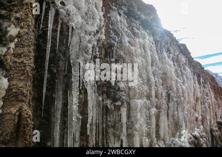 L'eau gelée des sources dans l'Inde himalayenne. La congélation est une transition de phase où un liquide se transforme en solide lorsque sa température est abaissée Banque D'Images