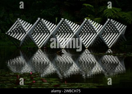 Auckland, Nouvelle-Zélande. Sculpture en acier inoxydable représentant un nuage blanc, installée dans un magnifique étang à Brick Bay. Banque D'Images