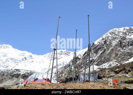 Construction de tours de télécommunications dans le projet Kedarnath. Le gouvernement a élaboré un plan de reconstruction pour la zone du temple de Kedarnath, qui a été endommagée par les inondations de 2013. Banque D'Images