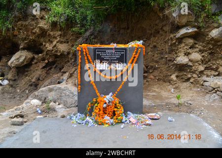 Un site commémoratif pour les victimes de la catastrophe de Kedarnath. En juin 2013, un nuage de plusieurs jours centré sur l'État d'Uttarakhand, dans le nord de l'Inde, a provoqué des inondations et des glissements de terrain dévastateurs Banque D'Images