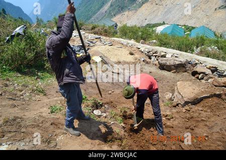 Rudarprayag, Uttarakhand, Inde, 12 juin 2014, travailleurs travaillant dans le projet de reconstruction de Kedarnath. Le gouvernement a élaboré un plan de reconstruction pour la zone du temple de Kedarnath qui a été endommagée par les inondations de 2013. Banque D'Images