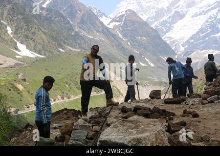 Rudarprayag, Uttarakhand, Inde, 12 juin 2014, travailleurs travaillant dans le projet de reconstruction de Kedarnath. Le gouvernement a élaboré un plan de reconstruction pour la zone du temple de Kedarnath qui a été endommagée par les inondations de 2013. Banque D'Images