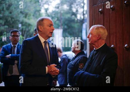 Mexico, Mexique. 09 janvier 2024. Le Tánaiste (vice-Premier ministre irlandais) et le ministre des Affaires étrangères et de la Défense, Micheál Martin, arrivent au musée Casa del RISCO et sont accueillis par un prêtre irlandais. Crédit : Luis E Salgado/Alamy Live News Banque D'Images