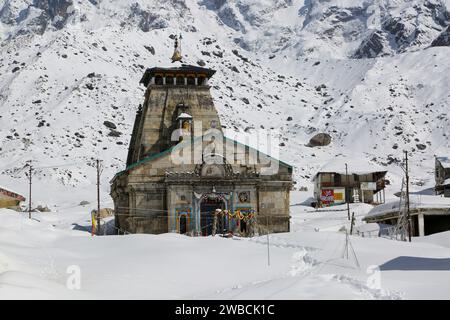 Temple de Kedarnath, sanctuaire couvert de neige. Le temple de Kedarnath est un temple hindou dédié à Shiva. Situé sur la chaîne de Garhwal Himalayan près de l'Homme Banque D'Images