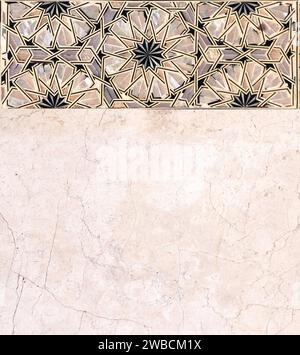 Fond horizontal ou vertical avec décoration traditionnelle marocaine de carreaux. Détail de mosaïque ancienne avec ornements en nacre et marbre rose t Banque D'Images
