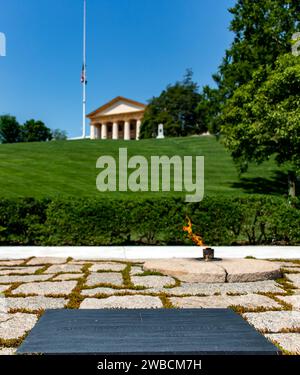 Washington DC, États-Unis ; 2 juin 2023 : photo verticale de la tombe du président américain de John F. Kennedy au mémorial du cimetière militaire national d'Arlington. Banque D'Images