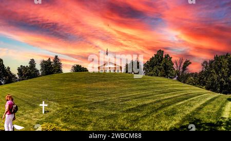 Washington DC, États-Unis ; 2 juin 2023 : visiteur du cimetière national d'Arlington sur une pelouse avec une tombe, il s'agit d'un cimetière militaire dans la capitale américaine. Banque D'Images