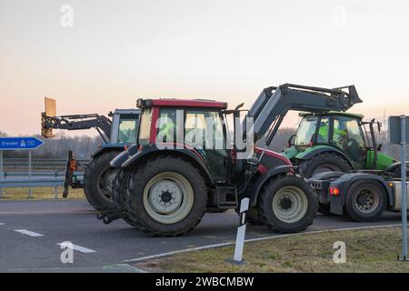 Les agriculteurs bloquent l'entrée d'une autoroute en Allemagne avec des tracteurs Banque D'Images