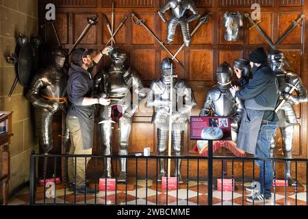 Les artistes historiques Sam Wall (à gauche) et James Tanton polissent et nettoient les armures du château de Warwick, pendant la brève fermeture annuelle de l'attraction. Date de la photo : mardi 9 janvier 2024. Banque D'Images