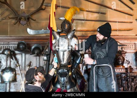 Les artistes historiques Sam Wall (à gauche) et James Tanton polissent et nettoient les armures du château de Warwick, pendant la brève fermeture annuelle de l'attraction. Date de la photo : mardi 9 janvier 2024. Banque D'Images