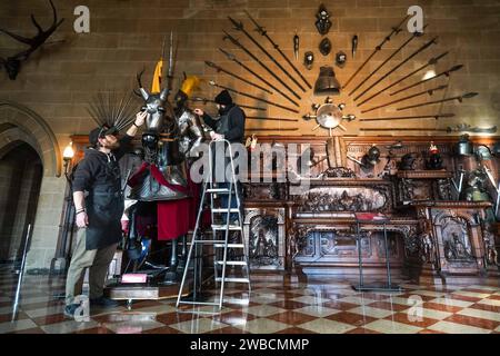 Les artistes historiques Sam Wall (à gauche) et James Tanton polissent et nettoient les armures du château de Warwick, pendant la brève fermeture annuelle de l'attraction. Date de la photo : mardi 9 janvier 2024. Banque D'Images