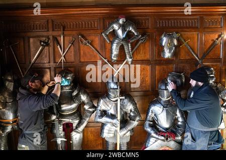 Les artistes historiques Sam Wall (à gauche) et James Tanton polissent et nettoient les armures du château de Warwick, pendant la brève fermeture annuelle de l'attraction. Date de la photo : mardi 9 janvier 2024. Banque D'Images