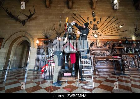 Les artistes historiques Sam Wall (à gauche) et James Tanton polissent et nettoient les armures du château de Warwick, pendant la brève fermeture annuelle de l'attraction. Date de la photo : mardi 9 janvier 2024. Banque D'Images