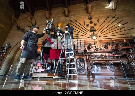 Les chevaliers et les artistes historiques Sam Wall (à gauche) et James Tanton polissent et nettoient les armures du château de Warwick pendant la brève fermeture annuelle de l'attraction. Date de la photo : mardi 9 janvier 2024. Banque D'Images