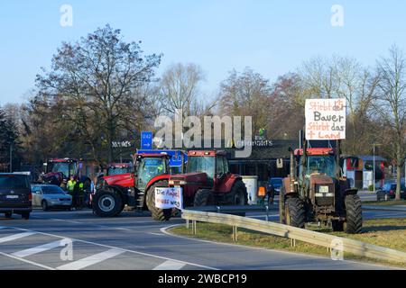 Allemagne , Groß Beuchow , 08.01.2024 , les agriculteurs ont bloqué l'entrée avec leurs tracteurs de la bretelle d'accès à McDonald's. Banque D'Images