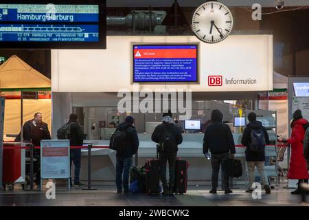 10 janvier 2024, Hesse, Francfort-sur-le-main : les voyageurs se tiennent devant un bureau d'information. Le syndicat allemand des conducteurs de train (GDL) a appelé à la première grève de plusieurs jours dans le conflit salarial actuel avec Deutsche Bahn et d'autres entreprises à partir du milieu de la semaine. Photo : Helmut Fricke/dpa Banque D'Images