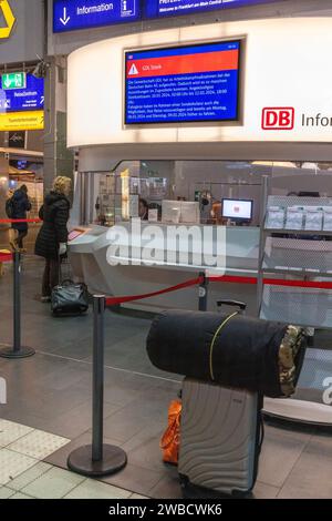 10 janvier 2024, Hesse, Francfort-sur-le-main : porte-bagages devant un bureau d'information. Le syndicat allemand des conducteurs de train (GDL) a appelé à la première grève de plusieurs jours dans le conflit salarial actuel avec Deutsche Bahn et d'autres entreprises à partir du milieu de la semaine. Photo : Helmut Fricke/dpa Banque D'Images