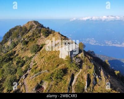 Vue aérienne de la chapelle de San Sfirio au sommet du mont Legnoncino Banque D'Images