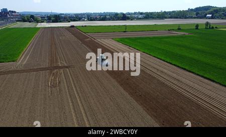 Photo drone d'un agriculteur avec tracteur et cultivateur préparant les champs pour les cultures, Herent, Belgique, mai 2023 Banque D'Images