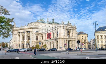 Vienne, Autriche. Burgtheater (Théâtre de la Cour impériale) et la célèbre Wiener Ringstrasse Banque D'Images