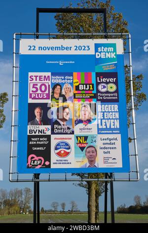 Panneau d'affichage dans un cadre rural avec des affiches annonçant les partis politiques faisant campagne pour les prochaines élections néerlandaises en novembre 2023 Banque D'Images