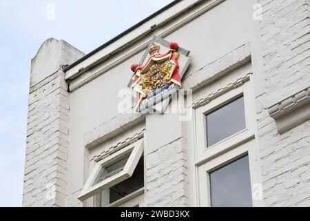 Bouclier avec titre pourvoyeur à la Maison Royale est destiné aux entreprises qui existent depuis au moins cent ans et une bonne réputation Banque D'Images