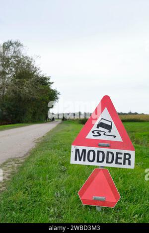 Panneau d'avertissement pour boue ou modder en néerlandais sur la route dans un environnement agricole. La boue arrive sur la route par les agriculteurs pendant la récolte. Banque D'Images