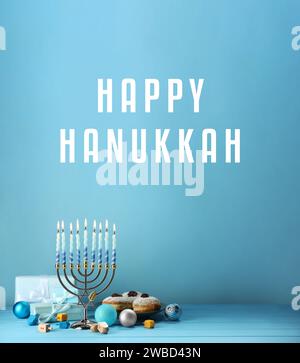 Joyeux Hanukkah. Menorah, beignets, cadeaux et dreidels sur fond bleu clair Banque D'Images