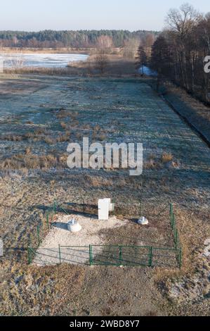 Ralbitz, Allemagne. 09 janvier 2024. Une clôture entoure une station de mesure du Centre allemand d'astrophysique (DZA) pour la recherche et le développement d'un laboratoire souterrain, le Low Seismic Lab, ainsi qu'un emplacement possible pour le télescope Einstein (vue aérienne avec un drone). Crédit : Sebastian Kahnert/dpa/Alamy Live News Banque D'Images