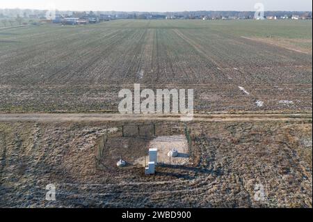 Ralbitz, Allemagne. 09 janvier 2024. Une clôture entoure une station de mesure du Centre allemand d'astrophysique (DZA) pour la recherche et le développement d'un laboratoire souterrain, le Low Seismic Lab, ainsi qu'un emplacement possible pour le télescope Einstein (vue aérienne avec un drone). Crédit : Sebastian Kahnert/dpa/Alamy Live News Banque D'Images