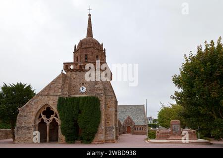 Église Saint-Jacques sur la commune de Perros-Guirec dans les Côtes-d'Armor en Bretagne. Sur le côté droit de l'église, le monument aux morts (mémoire de guerre Banque D'Images