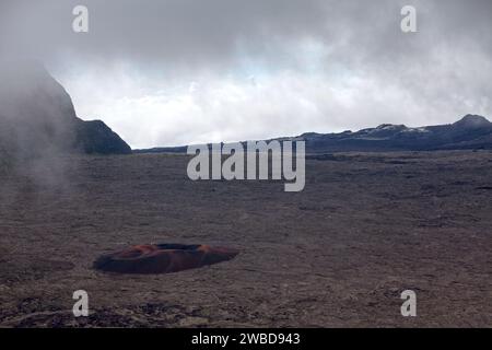 Formica Leo, nommé pour sa forme similaire au piège construit par la fourmis-lion, est un petit cratère volcanique du Piton de la Fournaise, le volc actif Banque D'Images