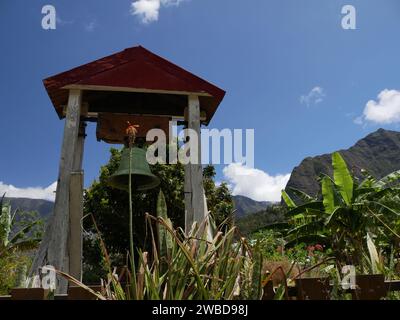 La cloche près de l'église, à Ilet a malheur, cirque de Mafate, île de la Réunion. La Réunion. Banque D'Images