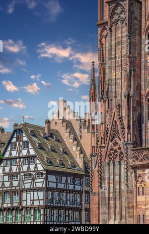 STRASBOURG, FRANCE-3 MAI 2023 : vue de la place du Château sur les vieilles maisons médiévales à colombages et l'extérieur de la cathédrale notre-Dame de Strasbourg Banque D'Images