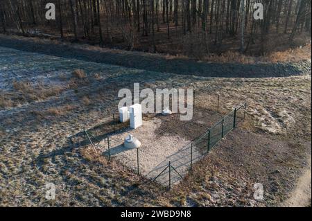 Ralbitz, Allemagne. 09 janvier 2024. Une clôture entoure une station de mesure du Centre allemand d'astrophysique (DZA) pour la recherche et le développement d'un laboratoire souterrain, le Low Seismic Lab, ainsi qu'un emplacement possible pour le télescope Einstein (vue aérienne avec un drone). Crédit : Sebastian Kahnert/dpa/Alamy Live News Banque D'Images